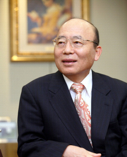 8월 한 달 동안 가장 많은 건설근로자 사망자가 발생했던 건설사 서희건설의 안전불감증 문제가 수 년째 이어져 왔던 것으로 나타났다. 지난 2016년에도 고용노동부가 선정한 환산재해율 불량업체였던 서희건설의 건설현장 근로자 안전사고 문제는 '8월 한 달 동안 가장 많은 사망자가 발생한 건설사'라는 꼬리표까지 달리면서 수 년간 누적된 고질병이 되고 있다. 사진은 이봉관 서희건설 회장. 이 회장은 지난해 직접 건설현장 안전점검에 나서기도 했다.  <연합뉴스>